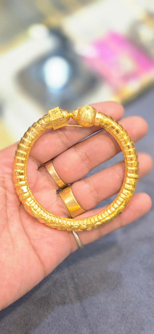 Classic Ribbed Texture Gold Bangle